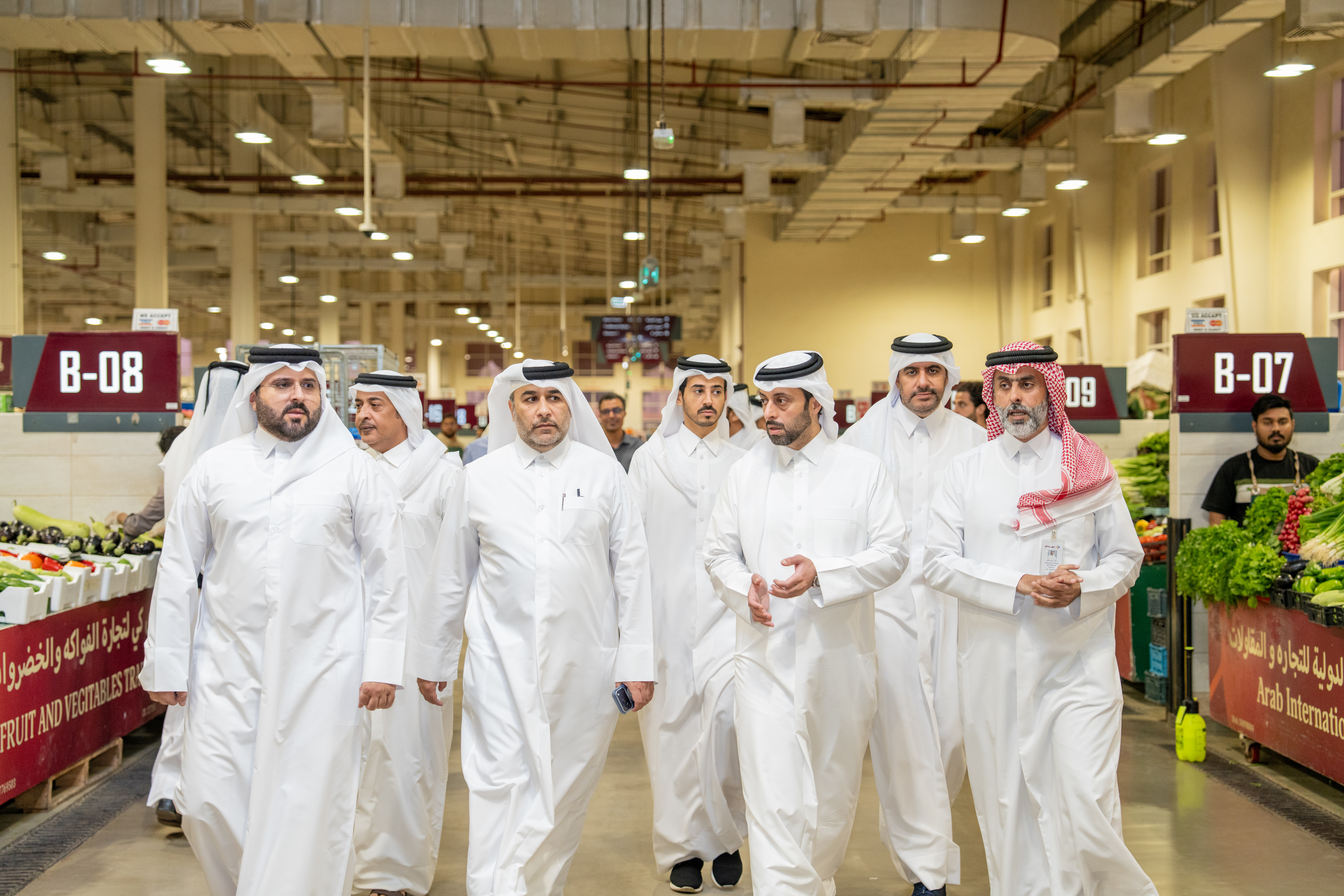 سعادة وزير البلدية يقوم بجولة تفقدية للتأكد من توفر المنتجات الزراعية وإستقرار السوق